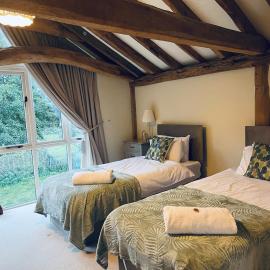 Stunning converted barn - Brand sleeps 8