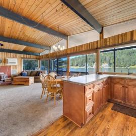 Quiet Lakefront Home with Private Dock, hotel in Coeur d'Alene