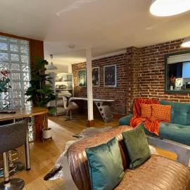 Modern Central Large Studio Sleeps 4