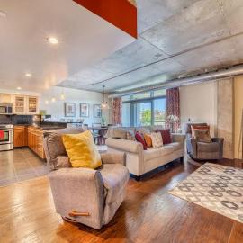 Downtown Condo Above Restaraunts- Free Parking, hotel in Coeur d'Alene