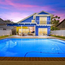 Sunset Haven with Saltwater Pool & mins to beach