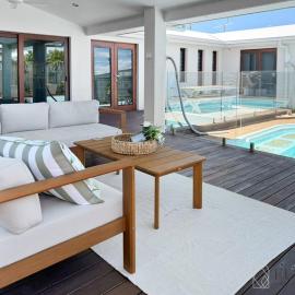 Renovated Beach House with Pool and 2 Min Walk to Sand, hotel a Buddina
