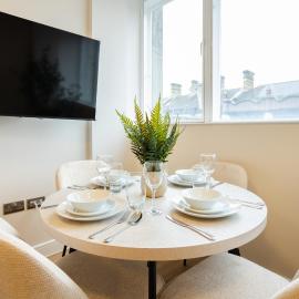 Stunning Apartments with Castle Views - Air Conditioning - Fast Wifi, Hotel in Cardiff