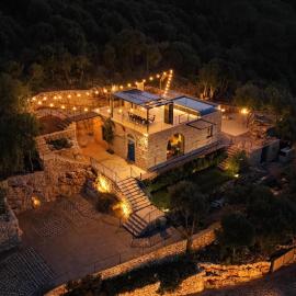 Lebanese house in Batroun with private pool, hotel in Batroûn