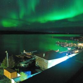 See Aurora and lake from EVERY room - 2bd 2bth, hotel in Yellowknife