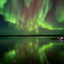 Aurora views from 2 br apartment by lake, hotel in Yellowknife