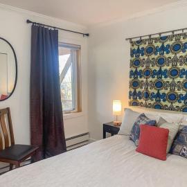Cozy 1 br apartment in Old Town by lake, hotel in Yellowknife