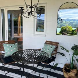 Maison Bleue - Boutique Sea View Escape near Akaroa, hotelli kohteessa Takamatua Bay