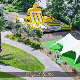 Private Bouncy Castle and 30 People Outdoor Canopy、Kumeuのホテル