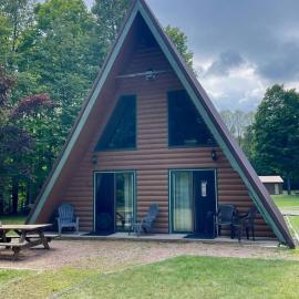 Cedar Cove Cabin 5, hotelli kohteessa Butternut