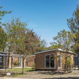 Chalet in Vrouwenpolder near Banjaard Beach, hotel in Vrouwenpolder