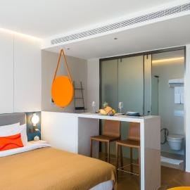 Beachfront Apartment 50 meter from Bangtao Layan, Hotel in Strand Layan