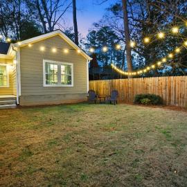 Private Home wtih Fenced Yard, King Bed and Workspace, Decatur, hotel u gradu 'Decatur'