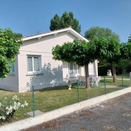 Maison à Eymet avec Jardin et Parking Privé - FR-1-616-546, hotel a Eymet