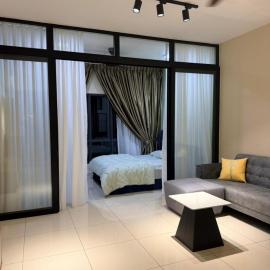 Modern Studio with Private Glass Room Tulip Residence, hotel in Shah Alam