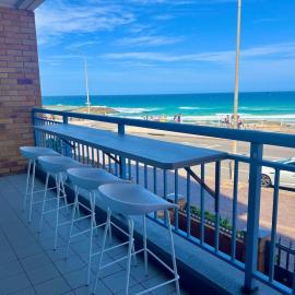 Beachfront Getaway with Views, Pool & Tennis Court, hotell i Newcastle