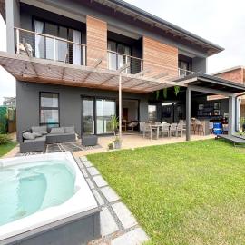 Stylish Modern Home in Salta Sibaya, Umdloti, hotel in Umdloti