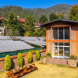 ELIVAAS Signature Casa Gaula Spanish Theme 4-BHK Cottage with Lawn and Outdoor Sit-Out 20 mins away from Bhimtal Lake, hotel in Bhīm Tāl