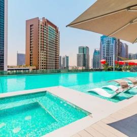 Vogue Vacation Homes, Downtown Mag 318 near Burj Khalifa and Dubai Mall, Studio Apartment with Balcony, Canal and City View, Access to all Amenities, hotelli kohteessa Sabkhah