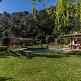 CASA EL MOLI DE CAN BURJATS con piscina y chimenea, hotel i Montrás
