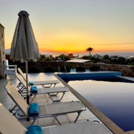 Villa Nelly with Private Pool in Plaka just 2 min Drive to Almyrida Beach, khách sạn ở Pláka
