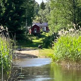 Cozy Guest cabin by Lake Glafsfjorden in Arvika, hótel í Arvika