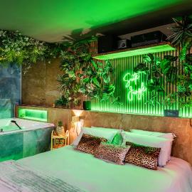 Suite Jungle - Love room spa, sauna & cinéma privé, hotel in Roquebrune-sur-Argens