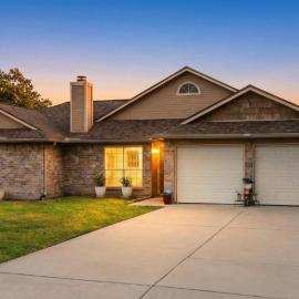 Cozy 3BR Home Escape, Modern & Serene, Hotel in Dickinson
