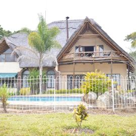 4 Bed Thatched Double Storey with pool No events or Parties