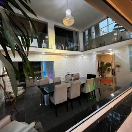 MANSÃO em CURITIBA PISCINA E JACUZZI