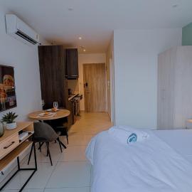 The Loxwood House Studio, hotel in East Legon