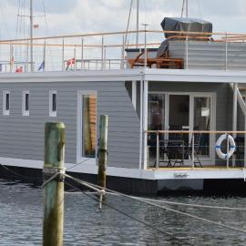 Hausboot Hecht mit Dachterrasse in Schleswig: Schleswig şehrinde bir otel