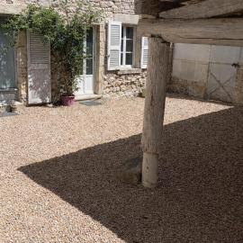 Maison en pierre village calme - cour fermée, stationnement et wifi gratuit, idéale famille