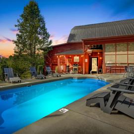 Red Barn Retreat by Carolina Mornings, Hotel in Weaverville