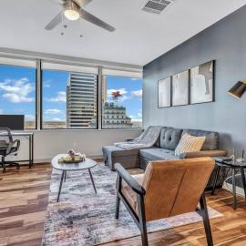 Luxury Apt King Bed+Indoor Parking+ Pool+Gym+2TV's