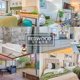 Cosy 3-Bedroom Serviced House with Free Fast WiFi and Parking for 2 Cars By Redwood Stays: Camberley şehrinde bir otel