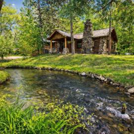 Steps to Beach-Hot Tub-Fireplace-Northern Original, hotel i Traverse City
