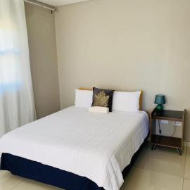 Logo Luxury Guesthouse, hotel a Windhoek