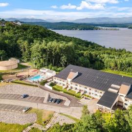 Cedar Lodge Condo with Loft and private balcony, hotel a Laconia