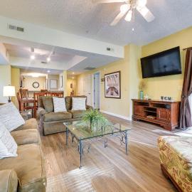 Golf Course Home w/ Balcony in North Myrtle Beach!, hotel in North Myrtle Beach