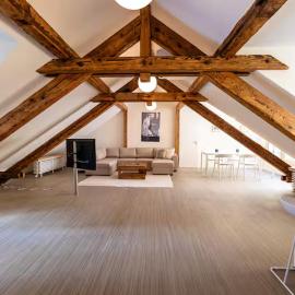 White Apartment - Large Spacious Penthouse Loft - Wifi, Free Parking, AC