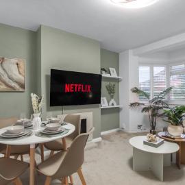 Cosy 2 bed Maisonette with driveway parking and garden, hotel a Potters Bar