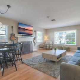 Coastal Cottage Steps from the Sand | Walk to Carlsbad Village, Dog-Friendly, hotelli kohteessa Carlsbad