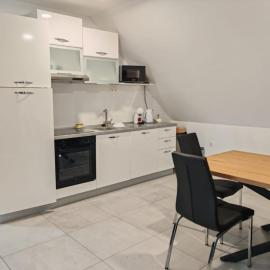 Apartma pod Tremi Kralji, готель у місті Oplotnica