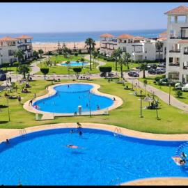 아실라에 위치한 호텔 Beachfront Apartment in Assilah, Private Solarium, 4 Pools, Secure Residence, WiFi, Parking
