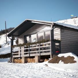 Familyhata, hotel in Dzembronya