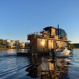Worlds Only Luxury Glass Igloo Sauna Houseboat, hotel u gradu 'Jyväskylä'