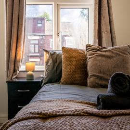 Westfield House, 2BR Sleeps 6, Oldham, hotel in Oldham