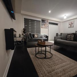 Elegant 3BR Kleinburg Townhouse Free Parking Wifi Full Kitchen Laundry Near Canadas Wonderland, hotell sihtkohas Vaughan