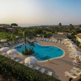 Stunning Apartment In Ricadi, hotel u gradu Rikadi